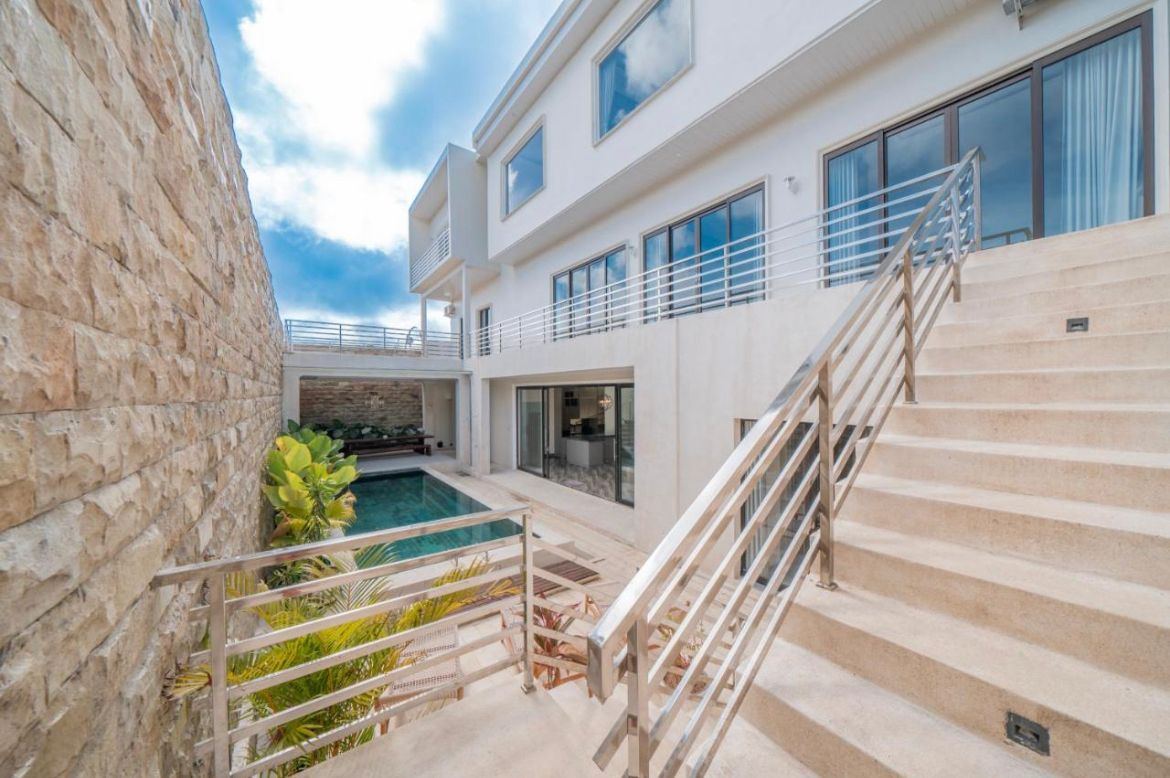 Spacious Tropical Retreat with Private Pool