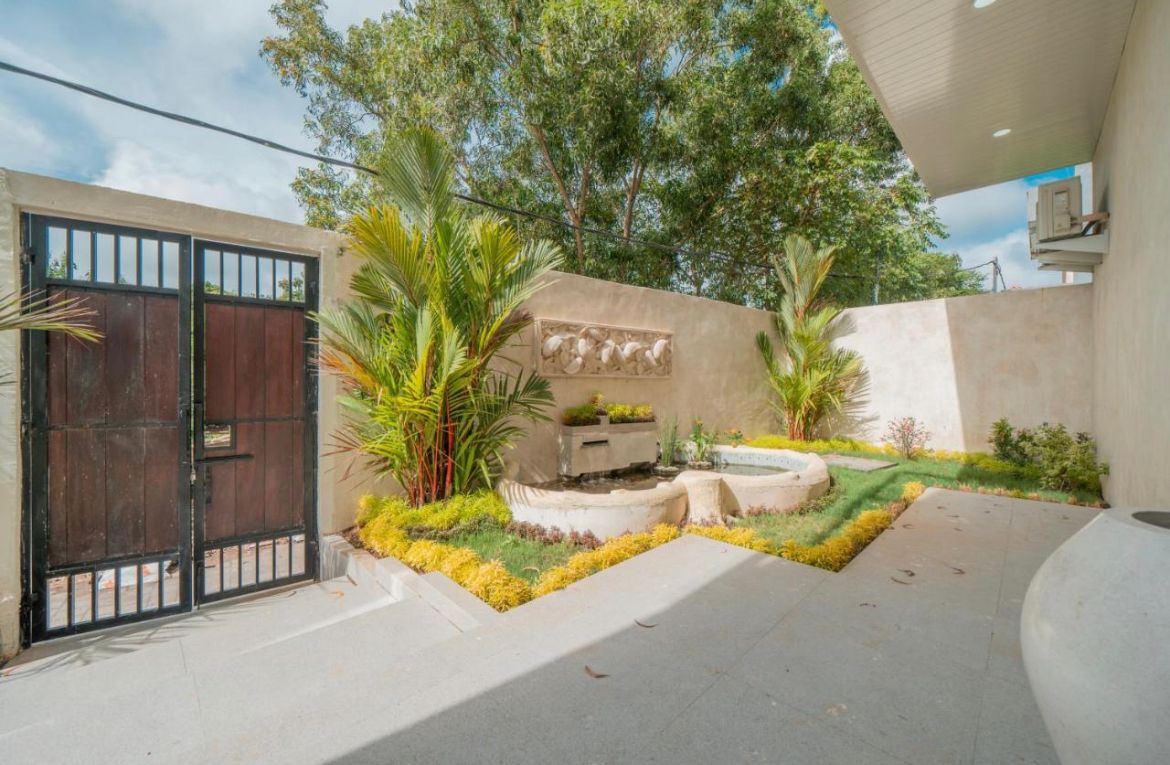 Spacious Tropical Retreat with Private Pool
