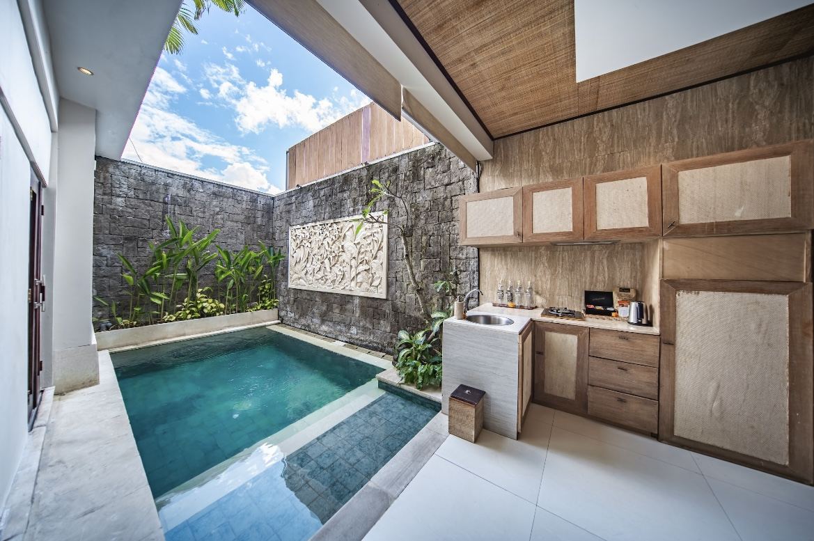 Stylish Villa with Private Pool & Jacuzzi in Legian